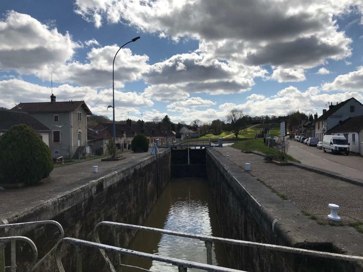 Les Lodges Du Canal Vue Sur Le Canal Rogny Ngoại thất bức ảnh